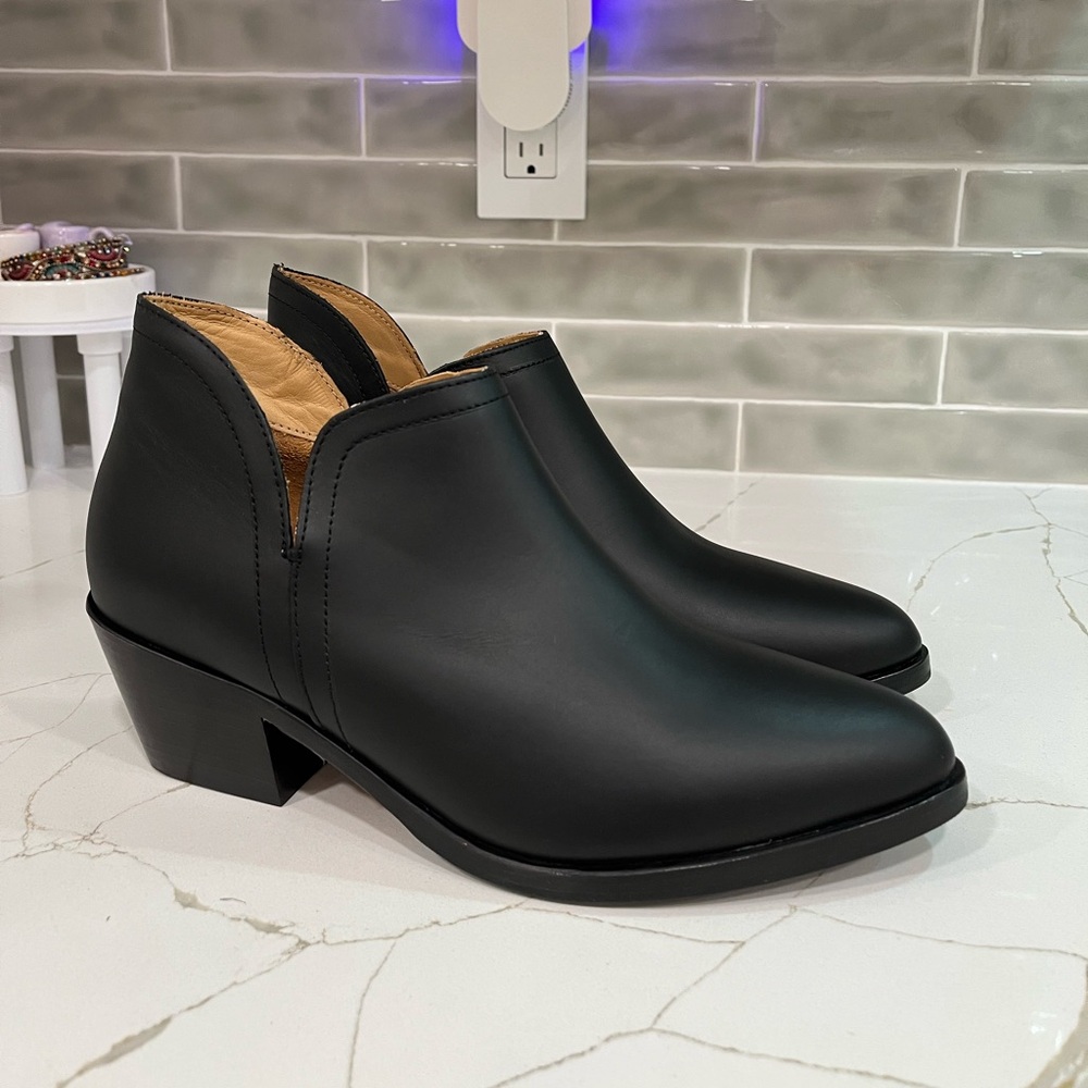 Nisolo Mia Everyday Ankle Bootie
Women’s size 8.5 Color Black